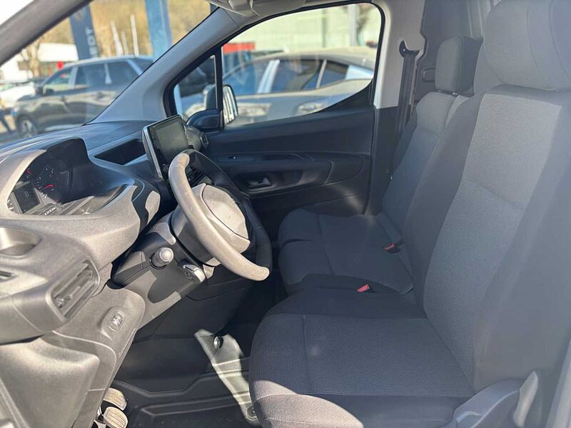 Peugeot Partner Avantage Edition StandHZG AHK DAB Induktionsladen Notbremsass. Temp PDC Avantage Edition StandHZG AHK DAB Induktionsladen Notbremsass. Temp PDC Berganfa