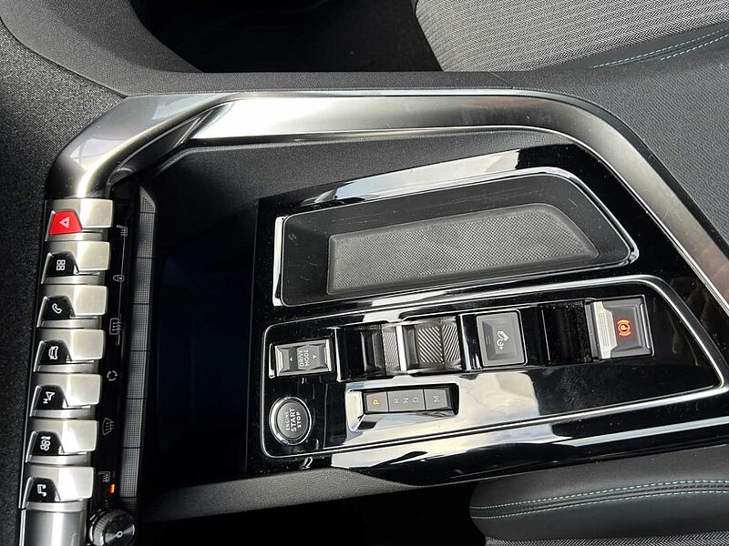 Peugeot 5008 1.2 Allure Pack 130 ACC SITZHEIZUNG KAMERA 1.2 Allure Pack 130 EAT8 SITZHZG El. Heckkl.