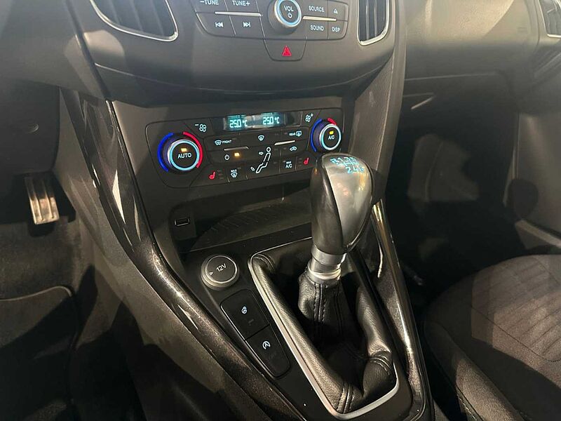 Ford Focus Turnier Titanium 1.5 EcoBoost Sportpaket Navi Soundsystem Bi-Xenon Kurvenl