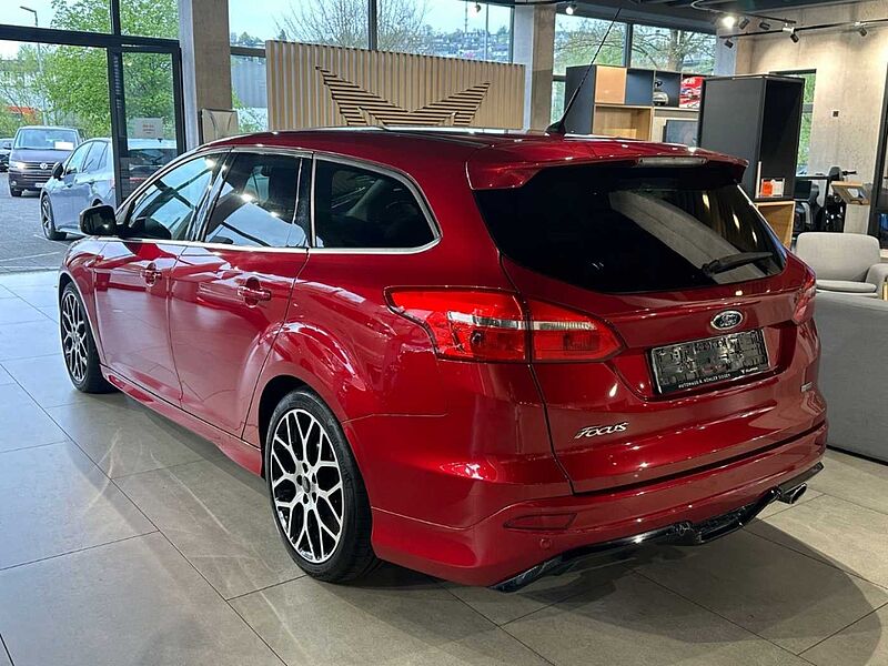 Ford Focus Turnier Titanium 1.5 EcoBoost Sportpaket Navi Soundsystem Bi-Xenon Kurvenl