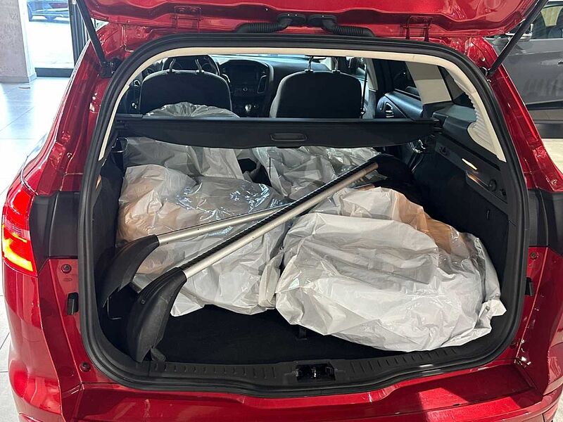 Ford Focus Turnier Titanium 1.5 EcoBoost Sportpaket Navi Soundsystem Bi-Xenon Kurvenl