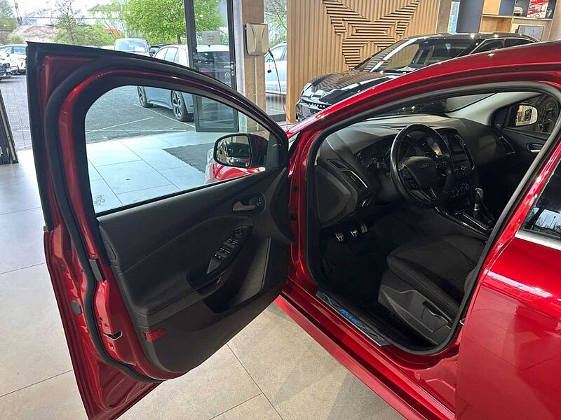 Ford Focus Turnier Titanium 1.5 EcoBoost Sportpaket Navi Soundsystem Bi-Xenon Kurvenl