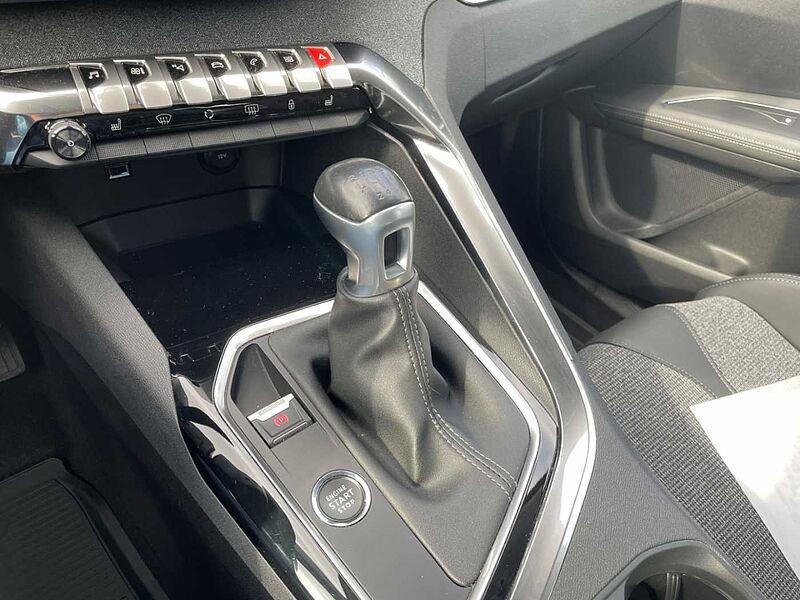 Peugeot 3008 Allure 1.2 PT 130 elektr. Heck. RFK SHZ